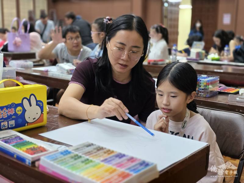 家長在旁指導其參賽子女繪畫內容之構思