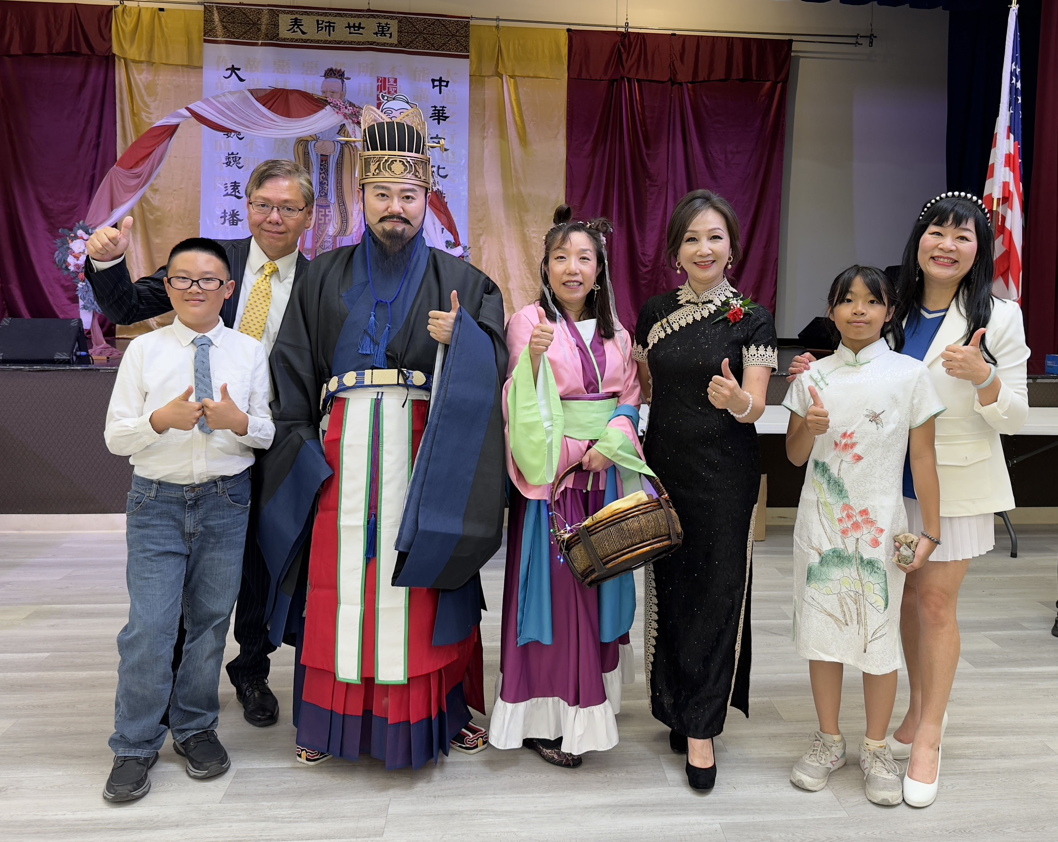 大小四位主持人，風格迥異，穩健vs活潑