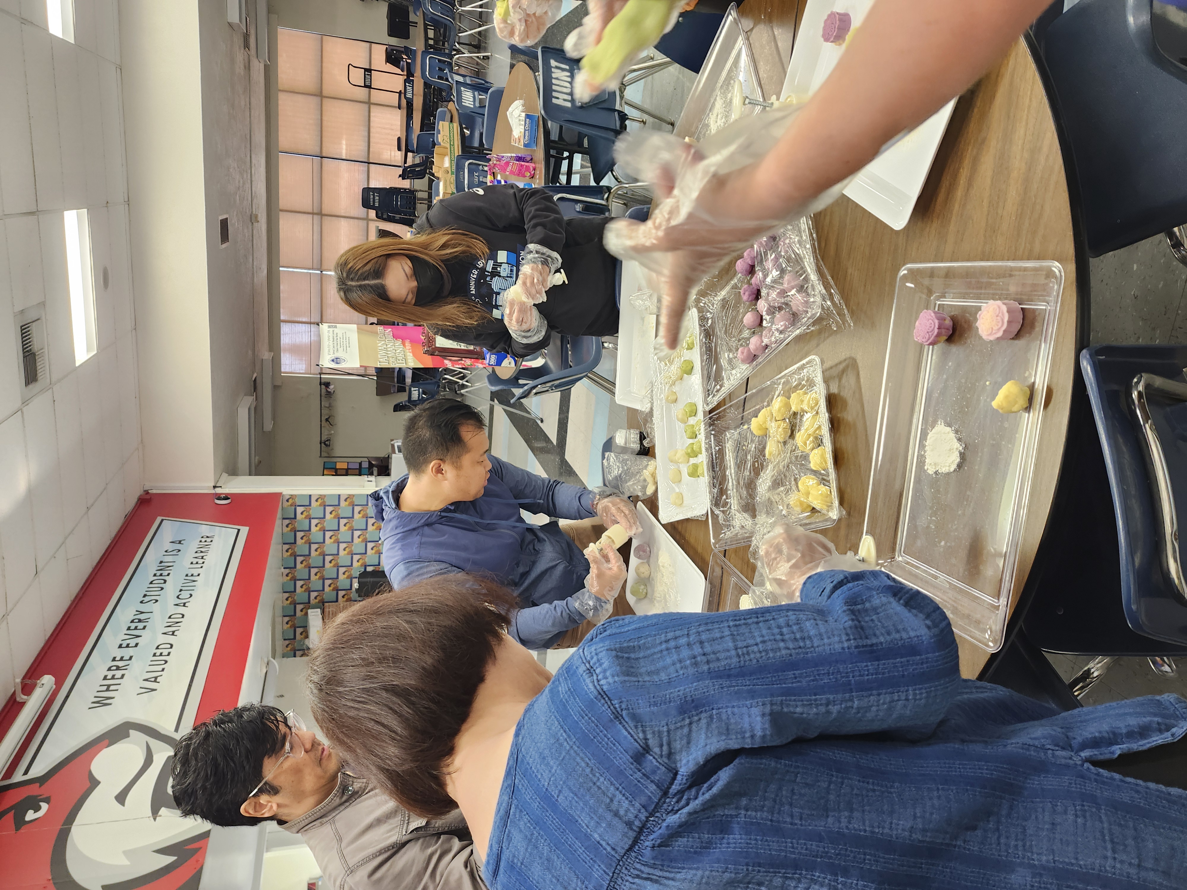 大家努力做月餅