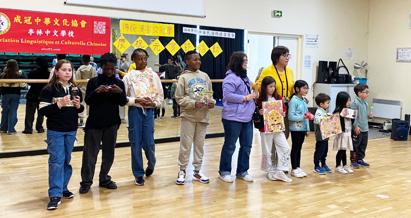學生因學習書法及參與活動獲得獎勵，開心領取具有臺灣特色的小禮物
