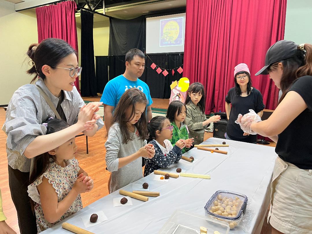 師生攜手製作月餅，在體驗中傳承中秋佳節的文化精神