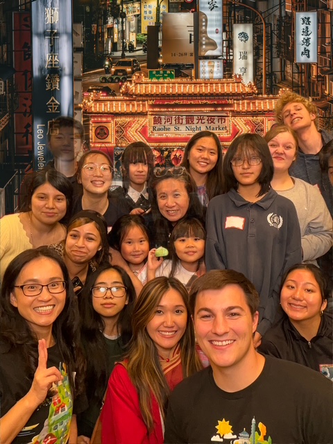 現場設有「臺灣饒河夜市」主題牆，民眾爭相合影並分享至社群媒體