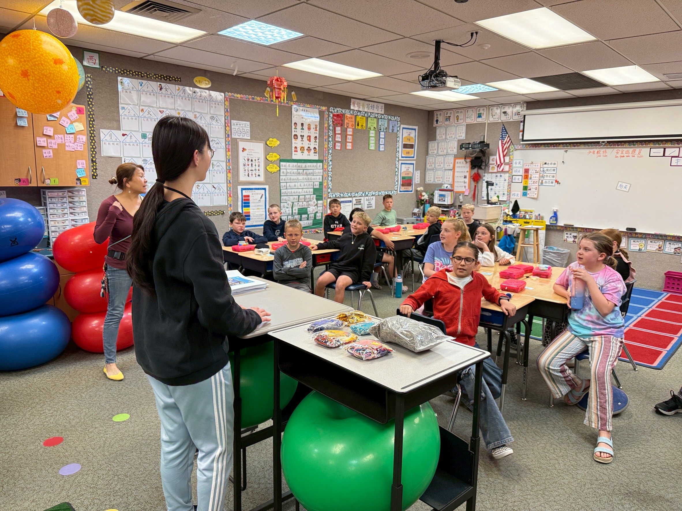 黃銘暄同學為猶他州德柏國小學生介紹香包的製作過程