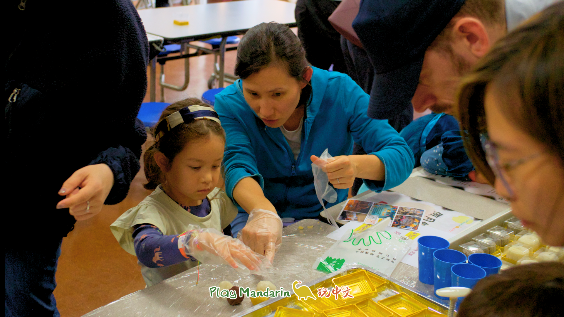 活動現場設有月餅手作體驗，大小朋友親手包製廣式與冰皮月餅，口味多樣、香氣四溢。現包現吃的過程充滿樂趣，大家都玩得盡興、吃得開心。