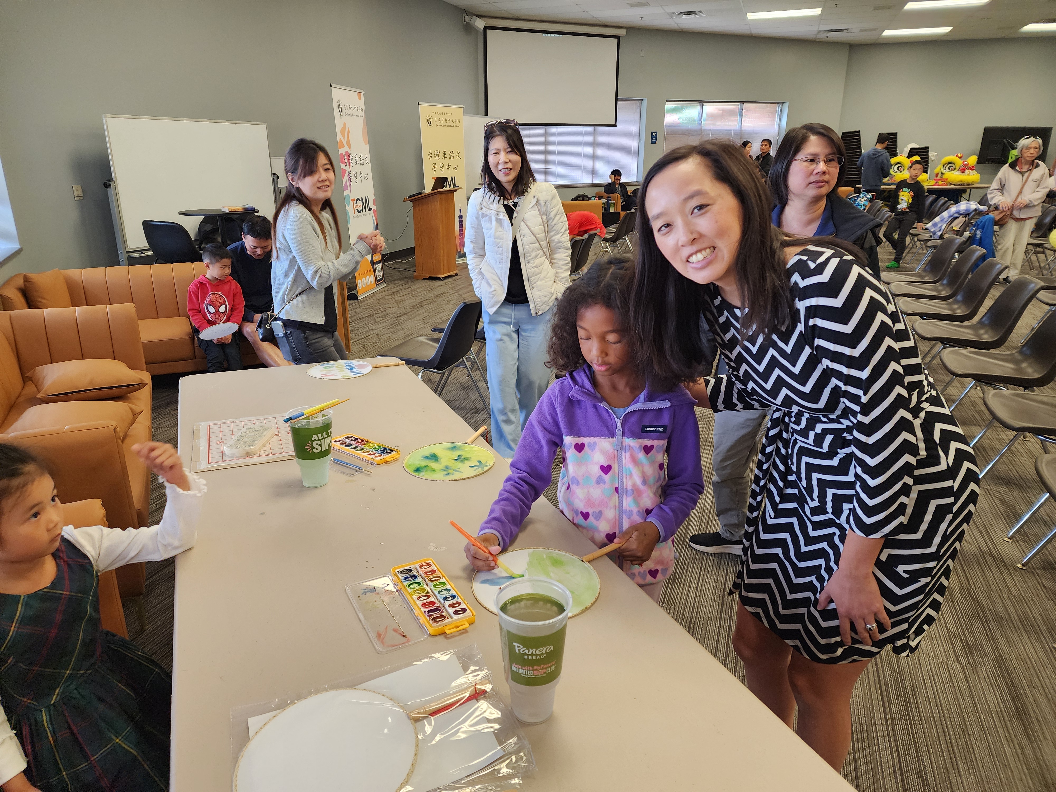 密西根州參議員張理（Stephanie Chang)攜子女蒞臨