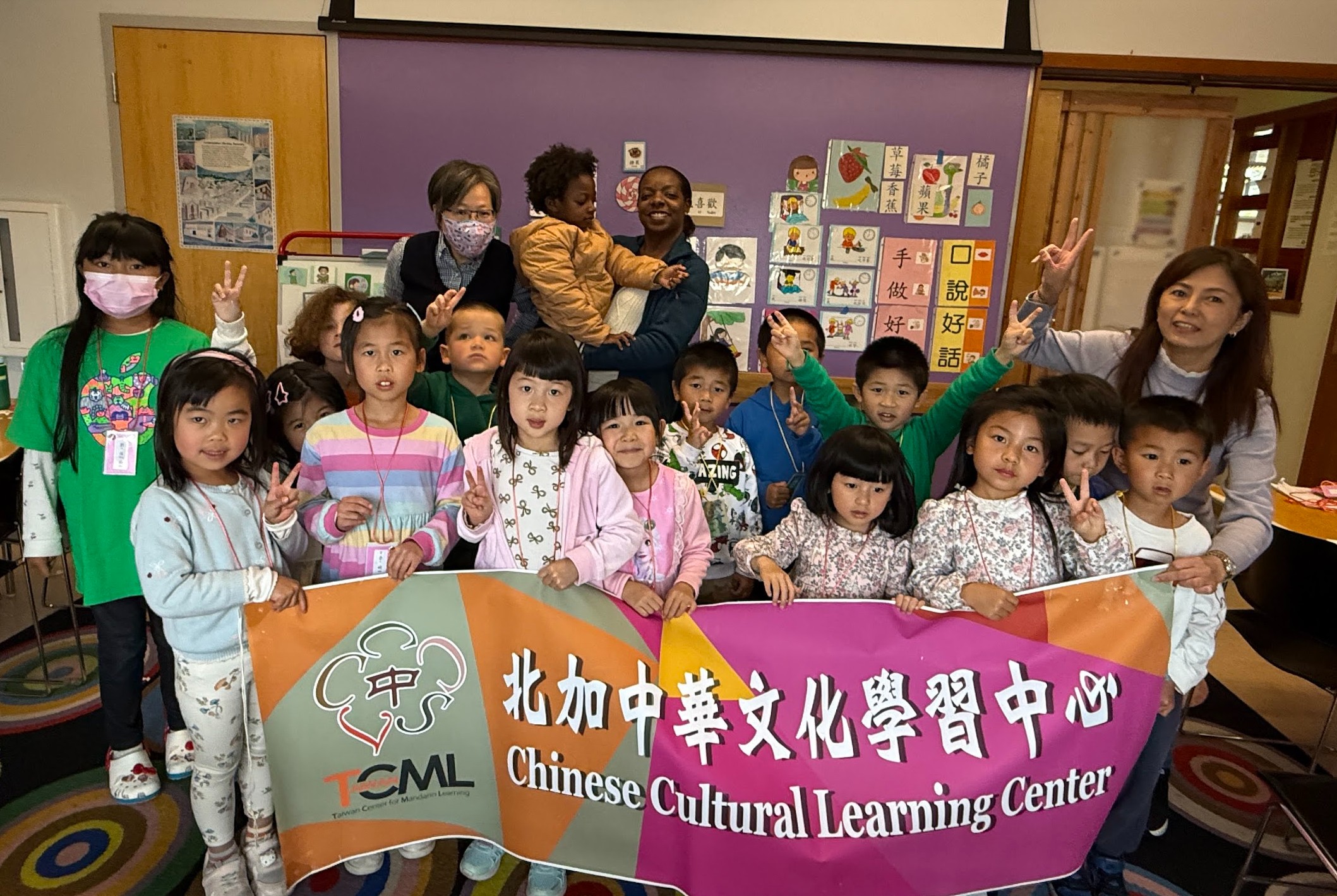 學生們一起在歡笑與學習中，開啟屬於全家人的中文與文化之旅！
