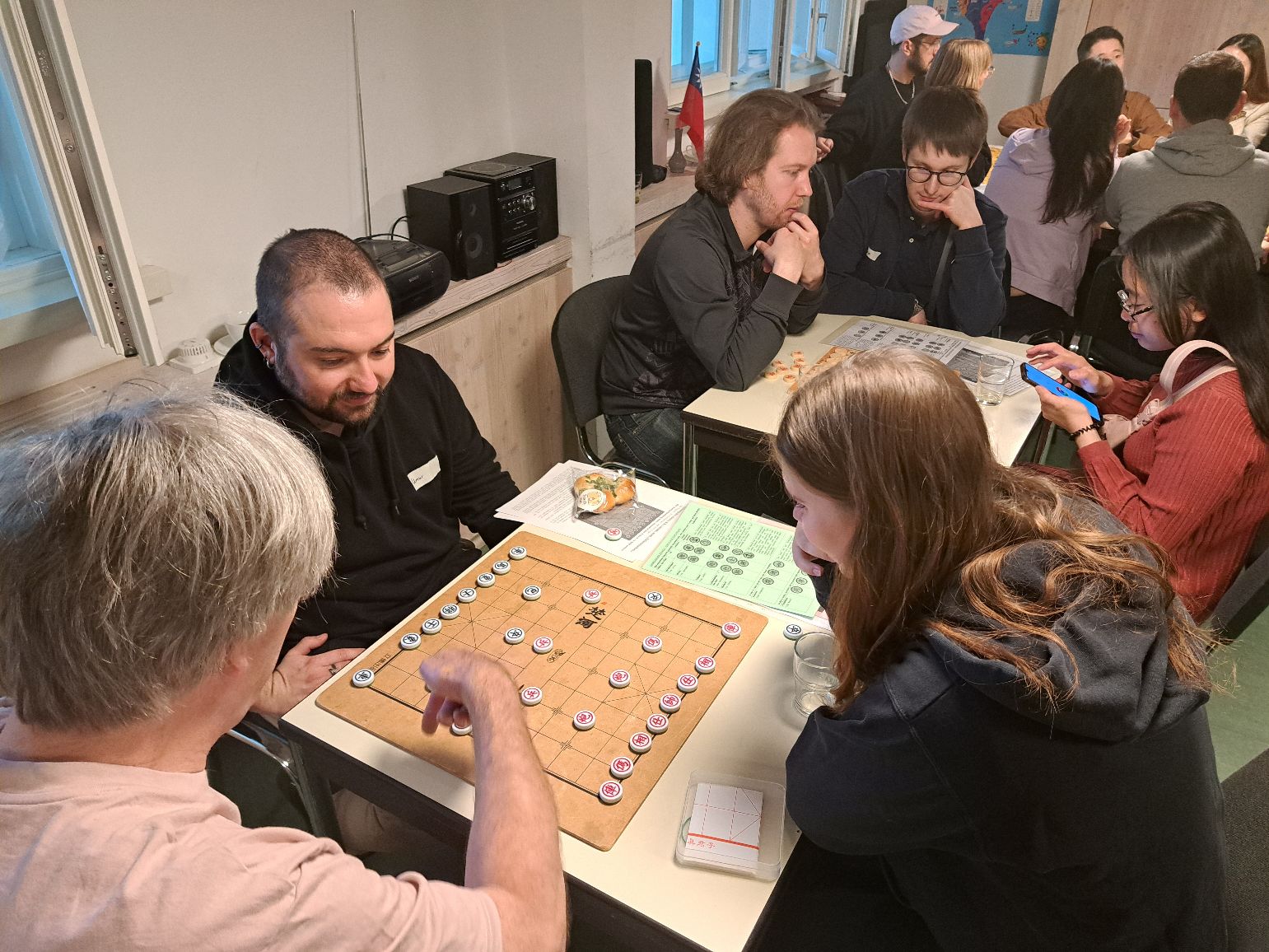 學生學習玩象棋