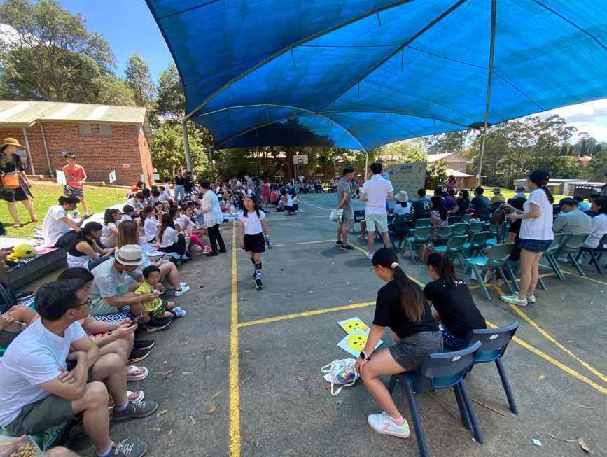 北岸校區在寬闊舒適的籃球場舉行畢業典禮及暨成果發表會