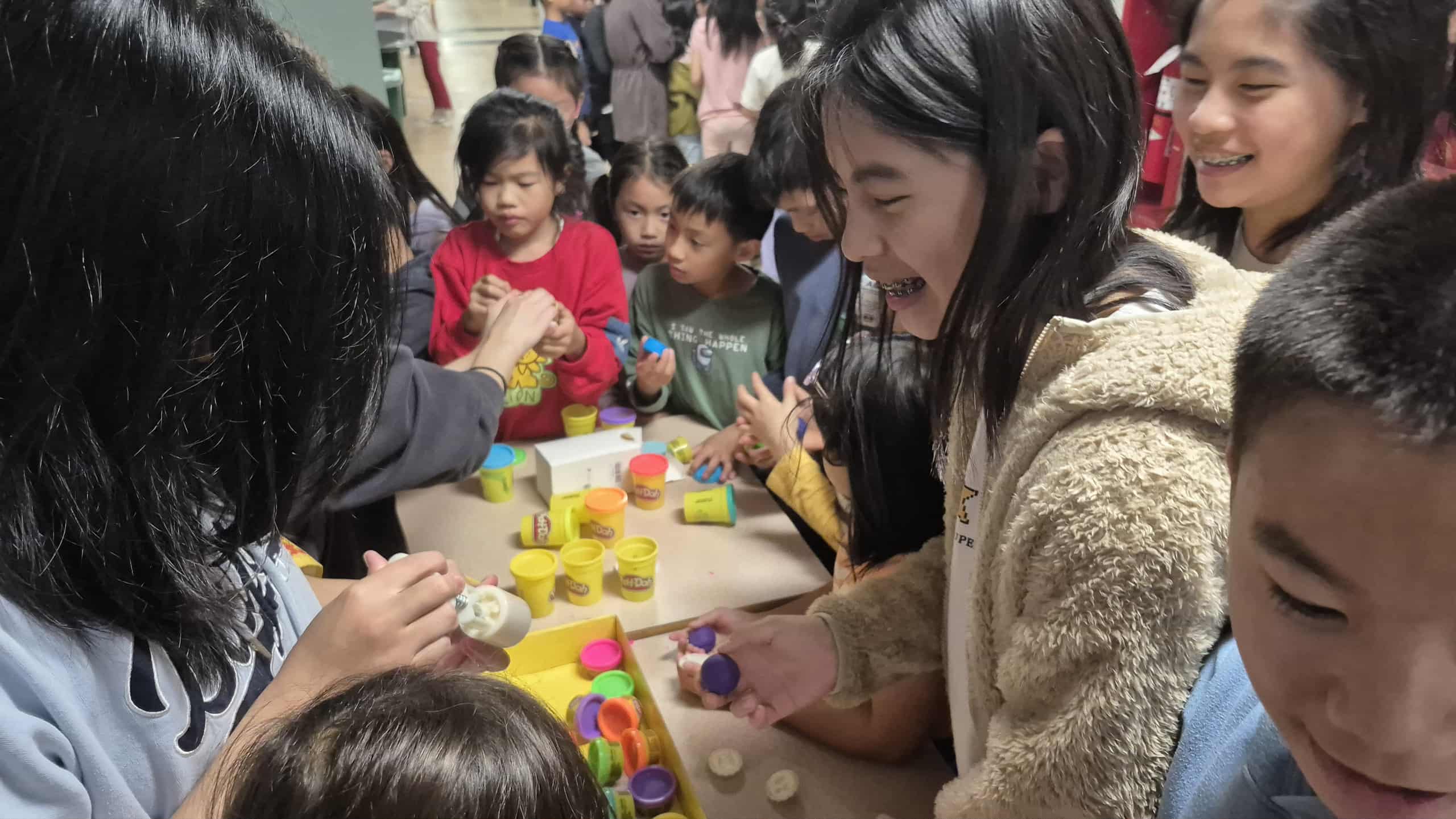 以期待的眼神，等待自己創作的月餅出模