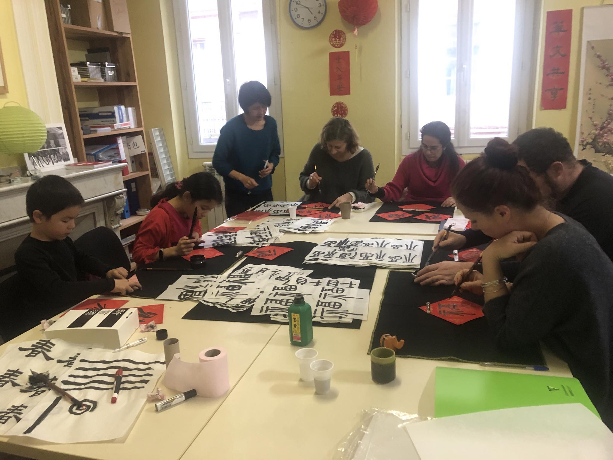 書法教室情景，從學習運筆到基本技巧，學生們各自帶三張自寫春聯作品回家，增添新年氣氛