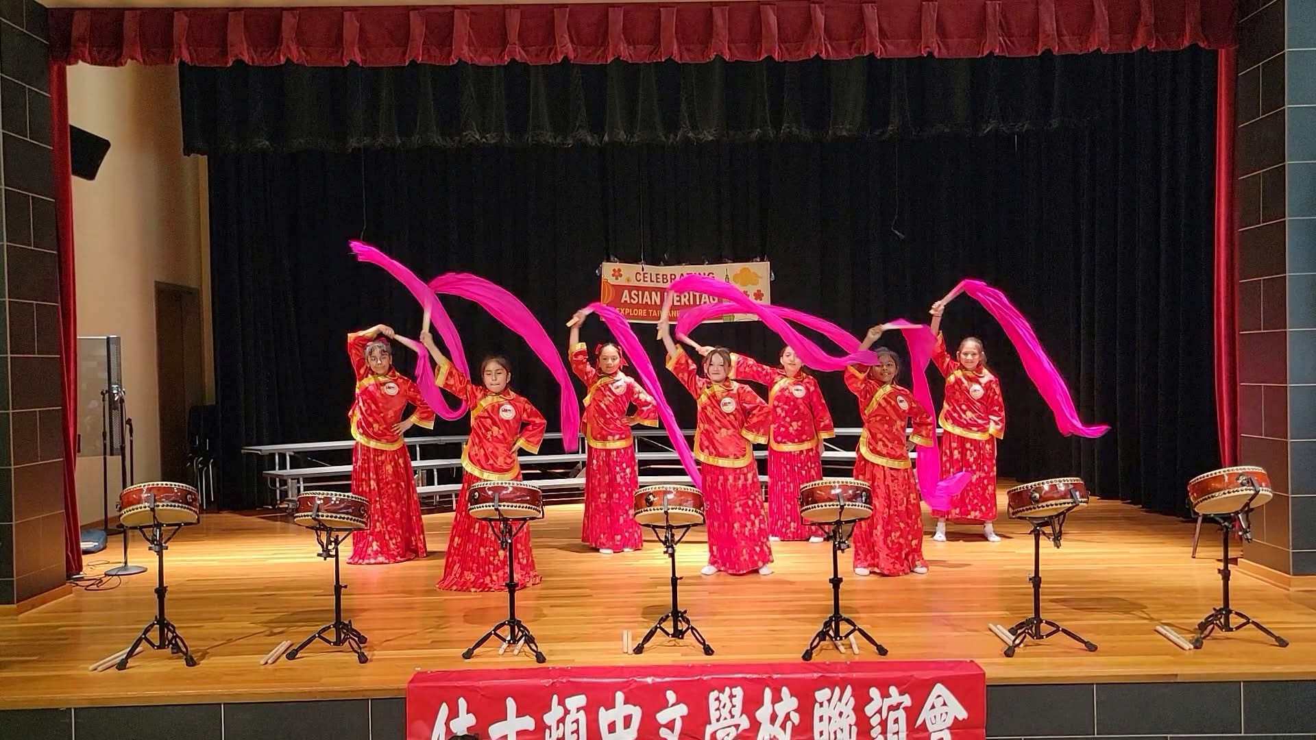 林琬真會長教導學生表演長綢扇舞