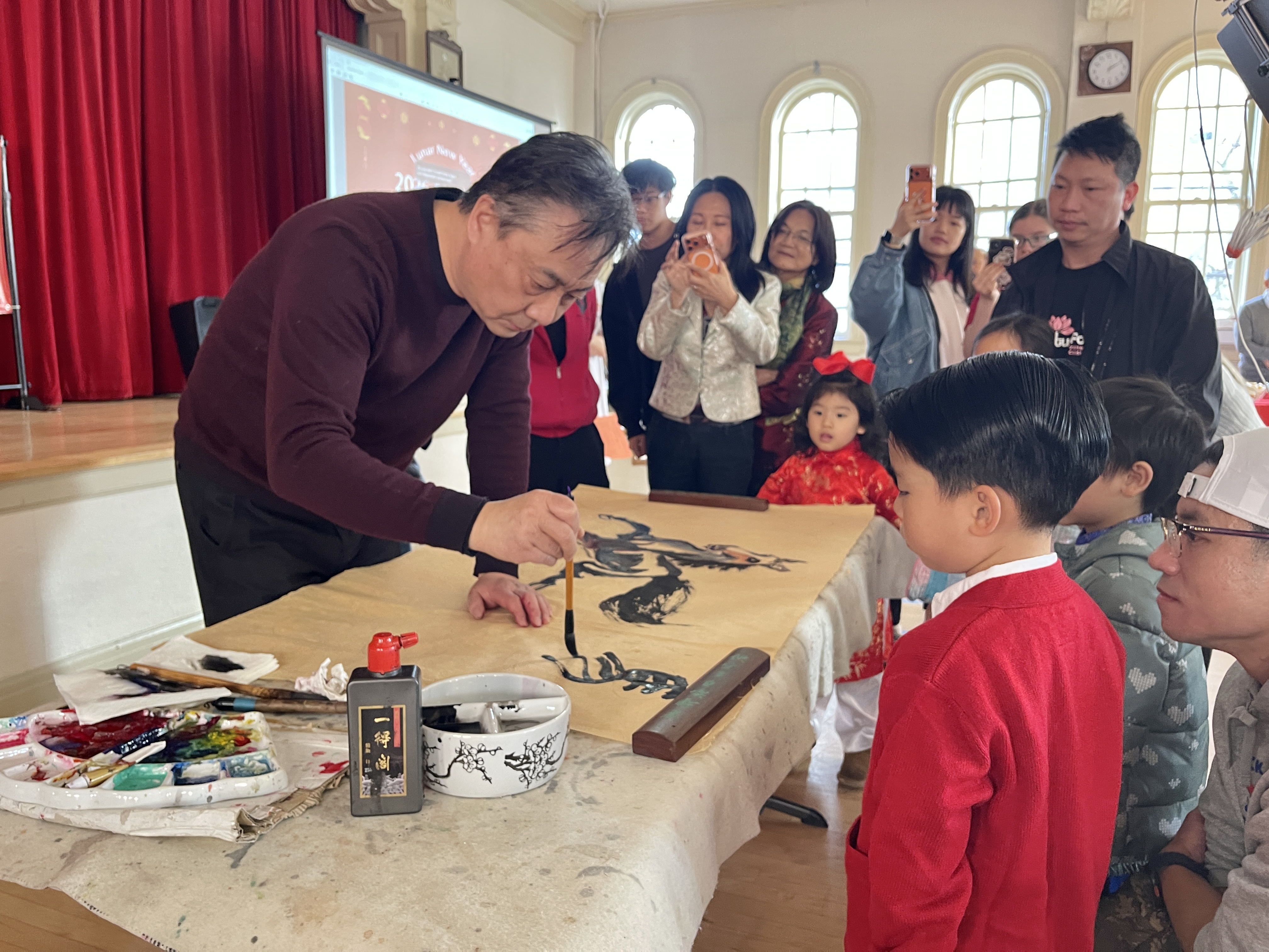 藝術大師朱瑜明老師現場以精湛筆墨揮毫創作駿馬圖