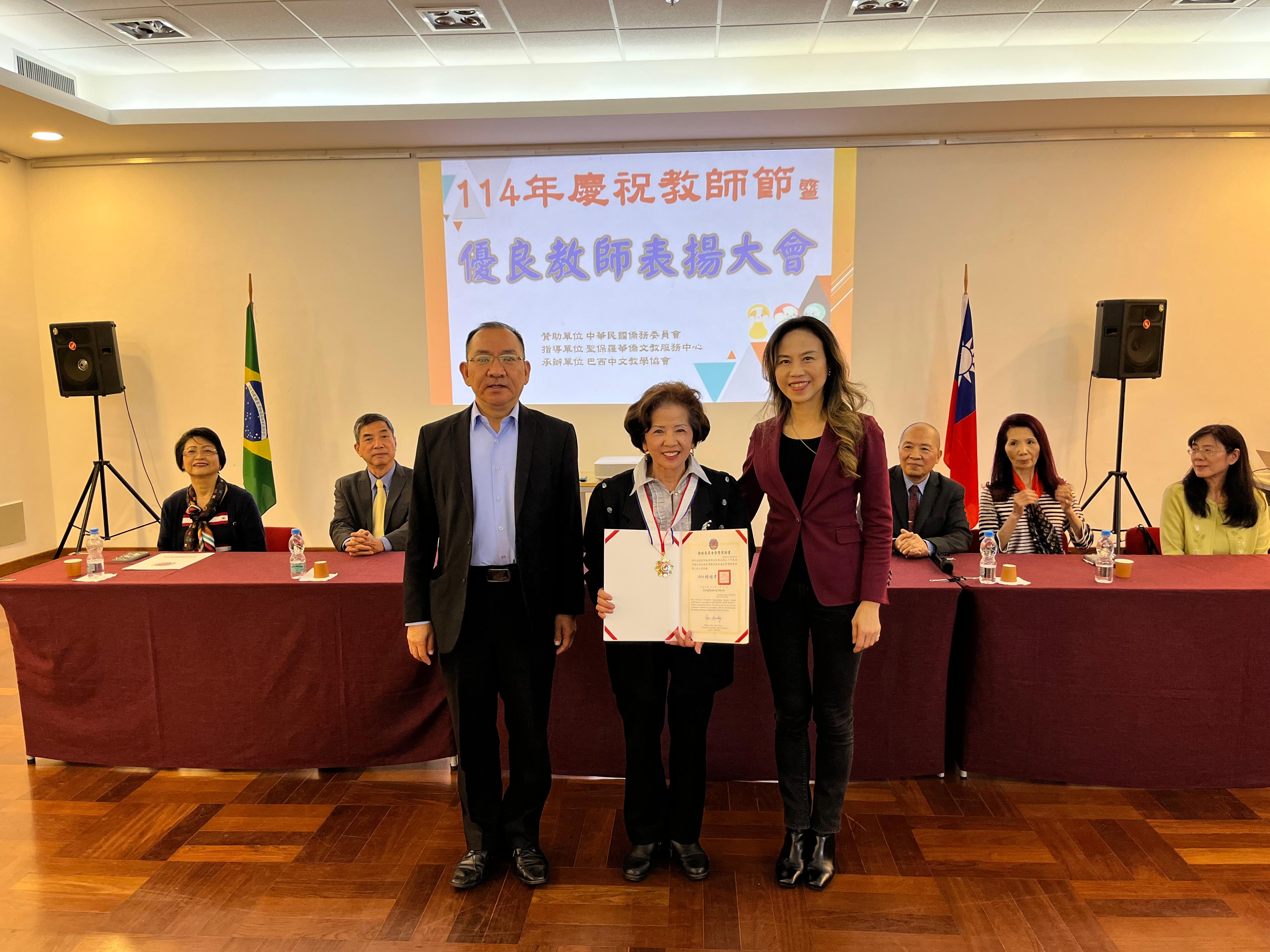 朱怡靜處長（右）頒獎狀、獎金、獎章給三十年優良老師周王茲德（中），左為尤正才主任