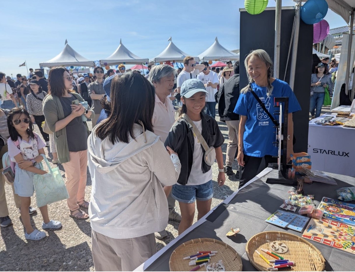 TCML-薪傳文教工作坊的推廣攤位熱鬧滾滾