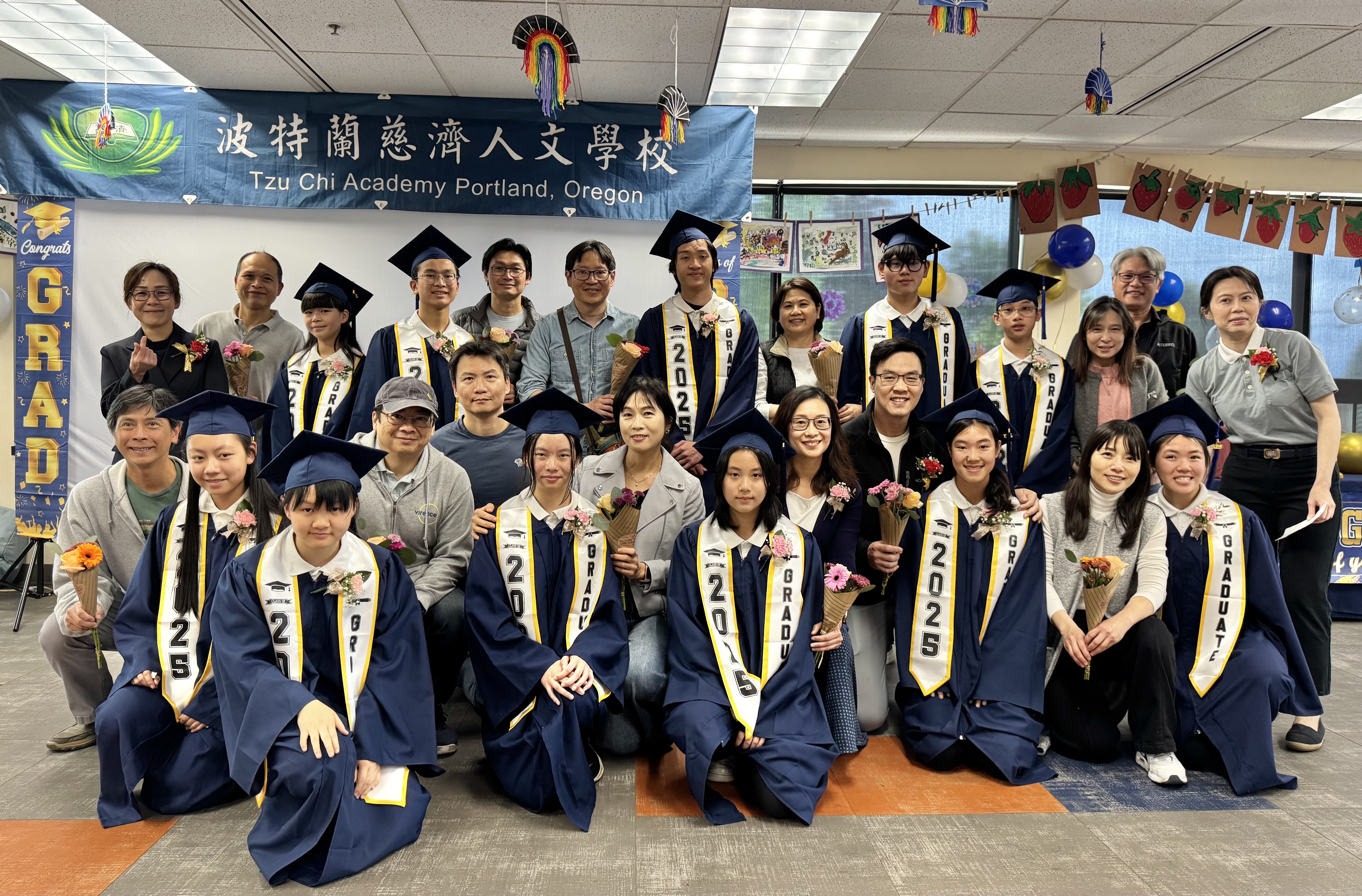 畢業生與父母親及師長合影