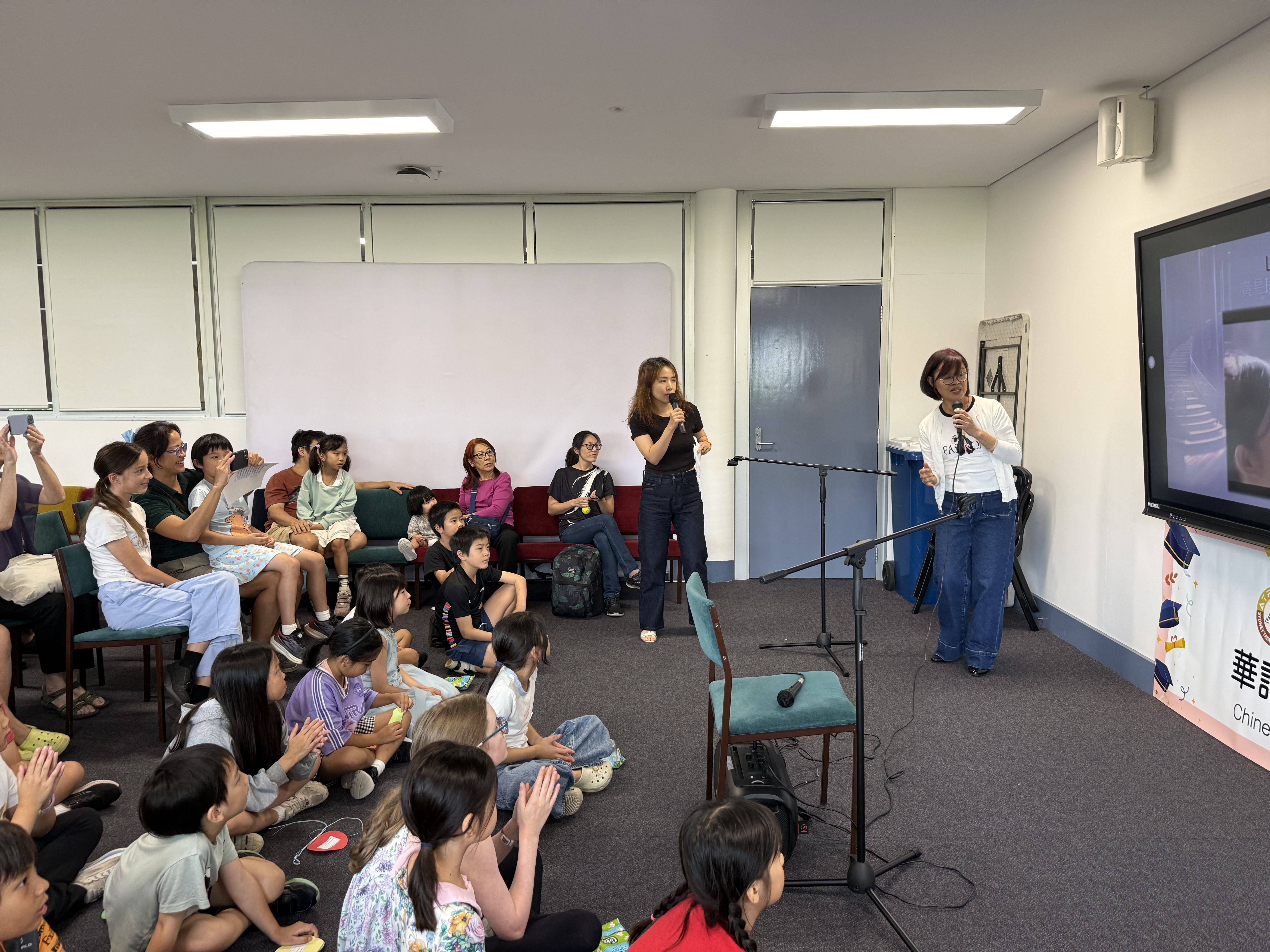 在歡樂氣氛的感染下，家長們也熱情參與，加入〈檸檬樹〉的演唱，將現場氣氛推向高潮。更有家長建議，未來家長會活動可加入卡拉OK環節，促進彼此交流，增進社群情誼。 