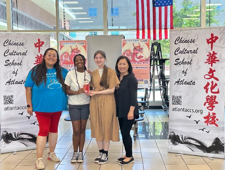 中華文化學校校長林香蘭(右起)、第一名得獎學生韓瑩、李妮雅以及副校長夏忠菁