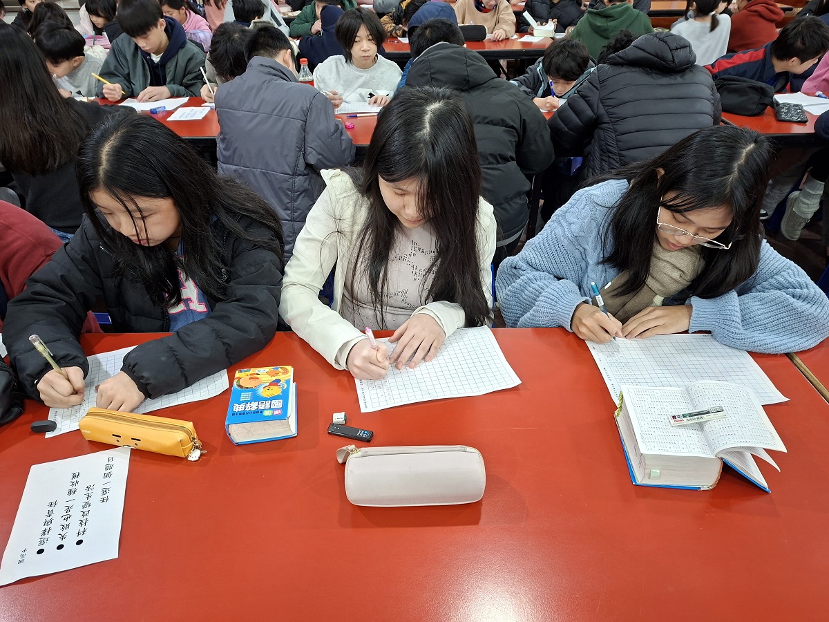 國中部學生作文比賽情境：振筆疾書02