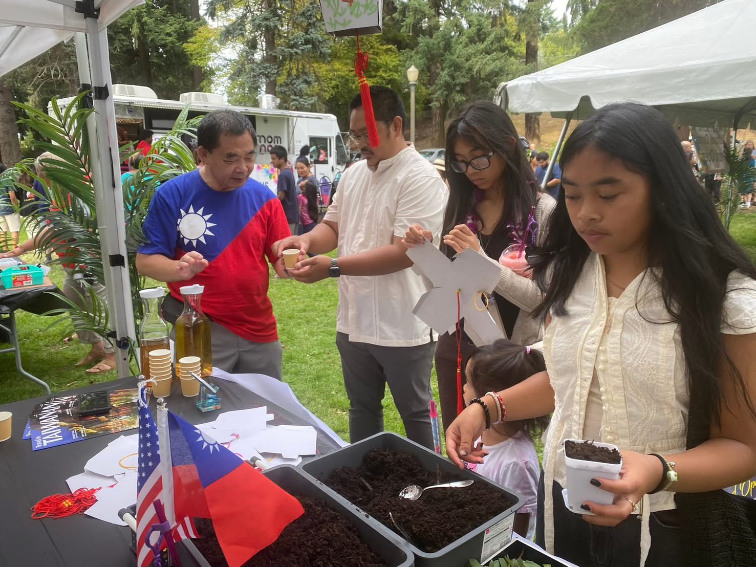 來賓品嚐高山冷泡茶