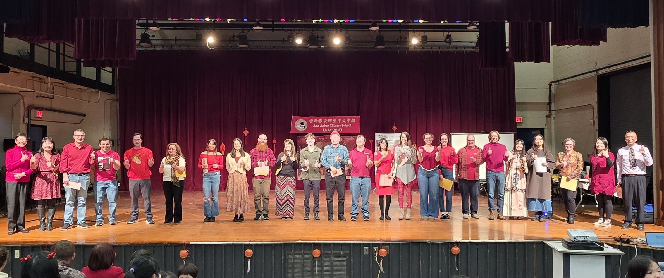 老師周玉若(左一)指導臺灣華語文學習中心學生，表演歌唱應景歌曲「恭喜恭喜」以及說過年吉祥話