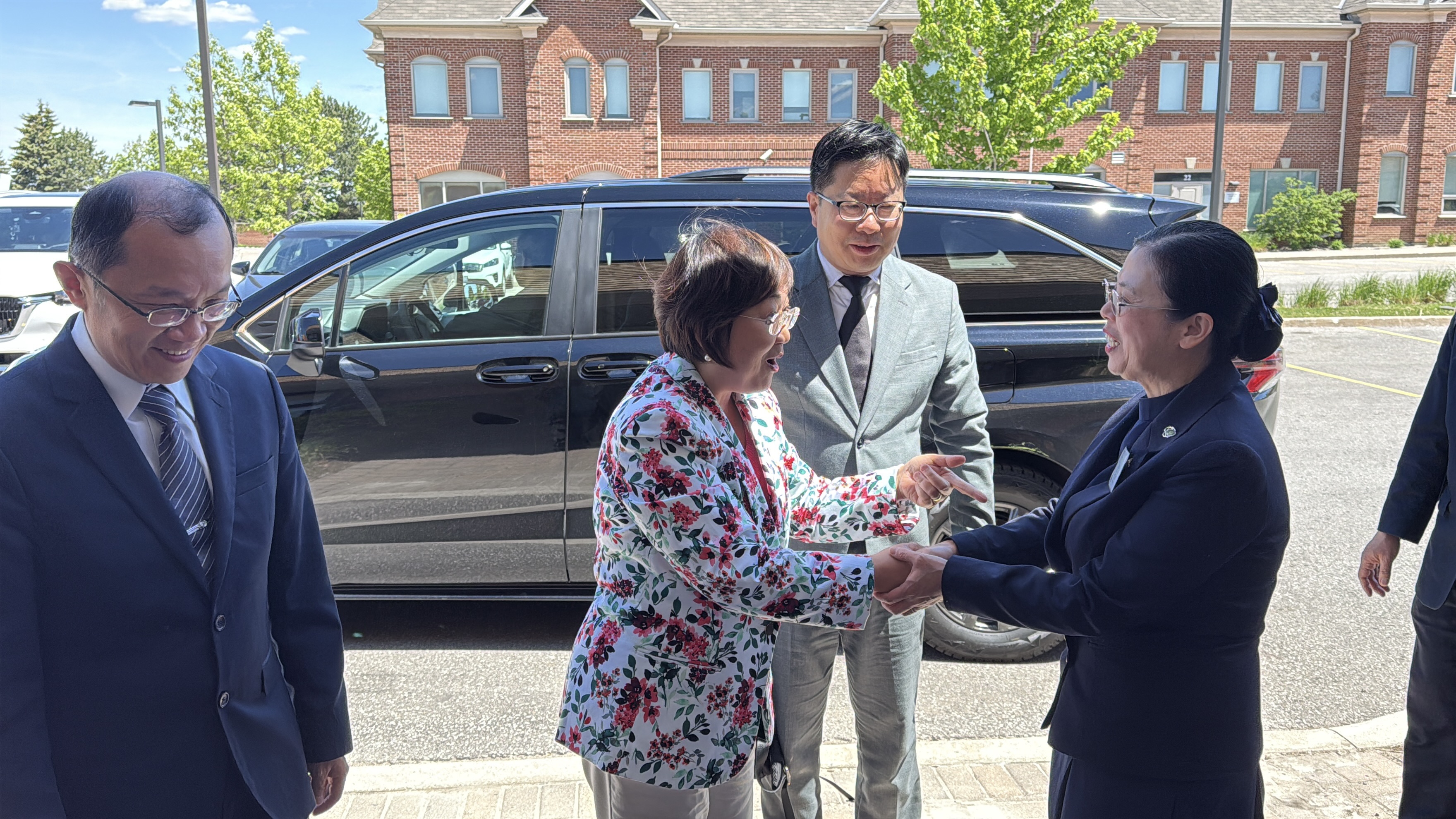 慈濟加東分會朱啟誠執行長及黃淑珍校長等在門口歡喜迎接僑務委員會徐佳青委員長到訪