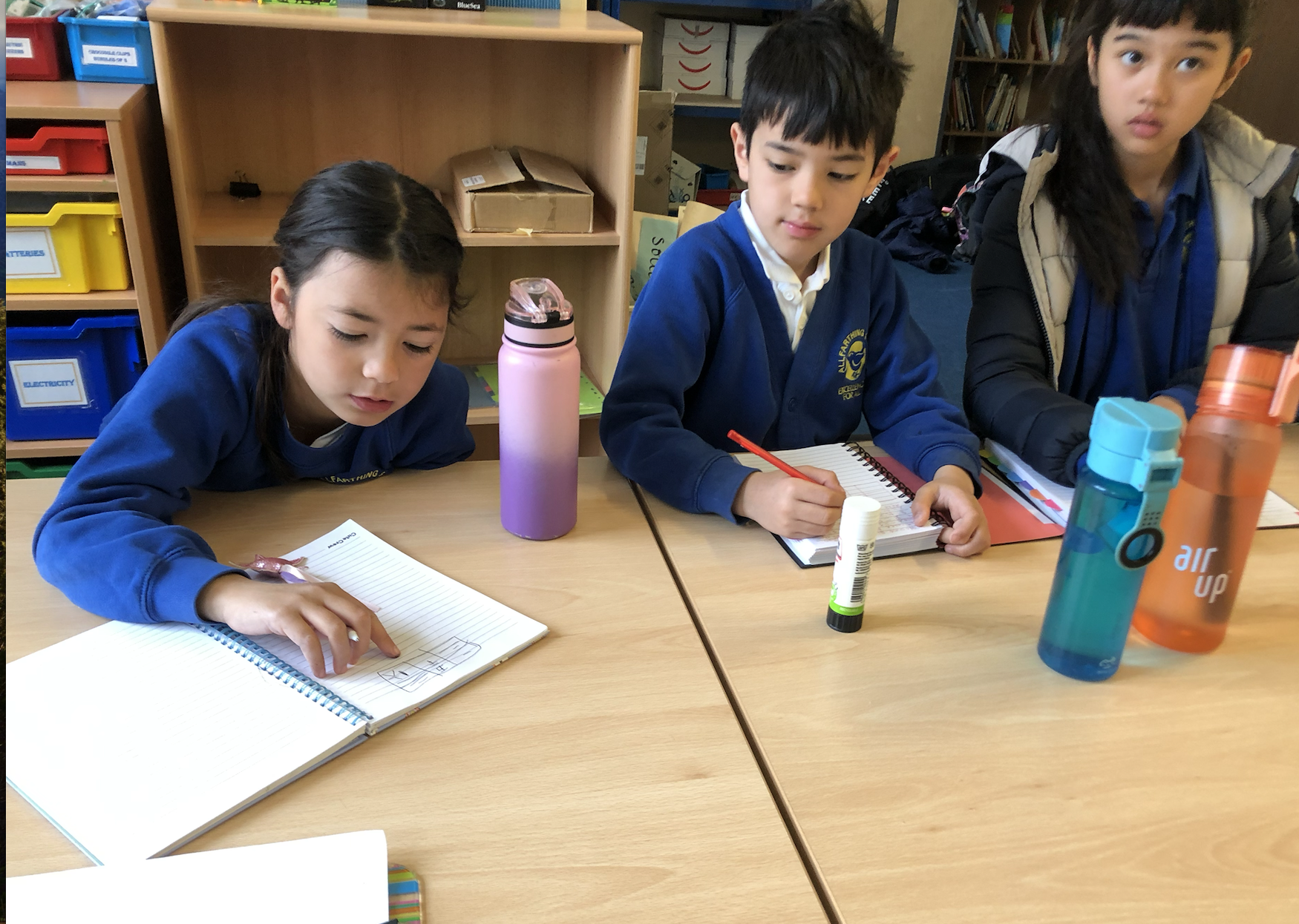 每個人都投下心中認為最出色的表演，這象徵著彼此的信任和支持，也鞏固了團隊的團結。