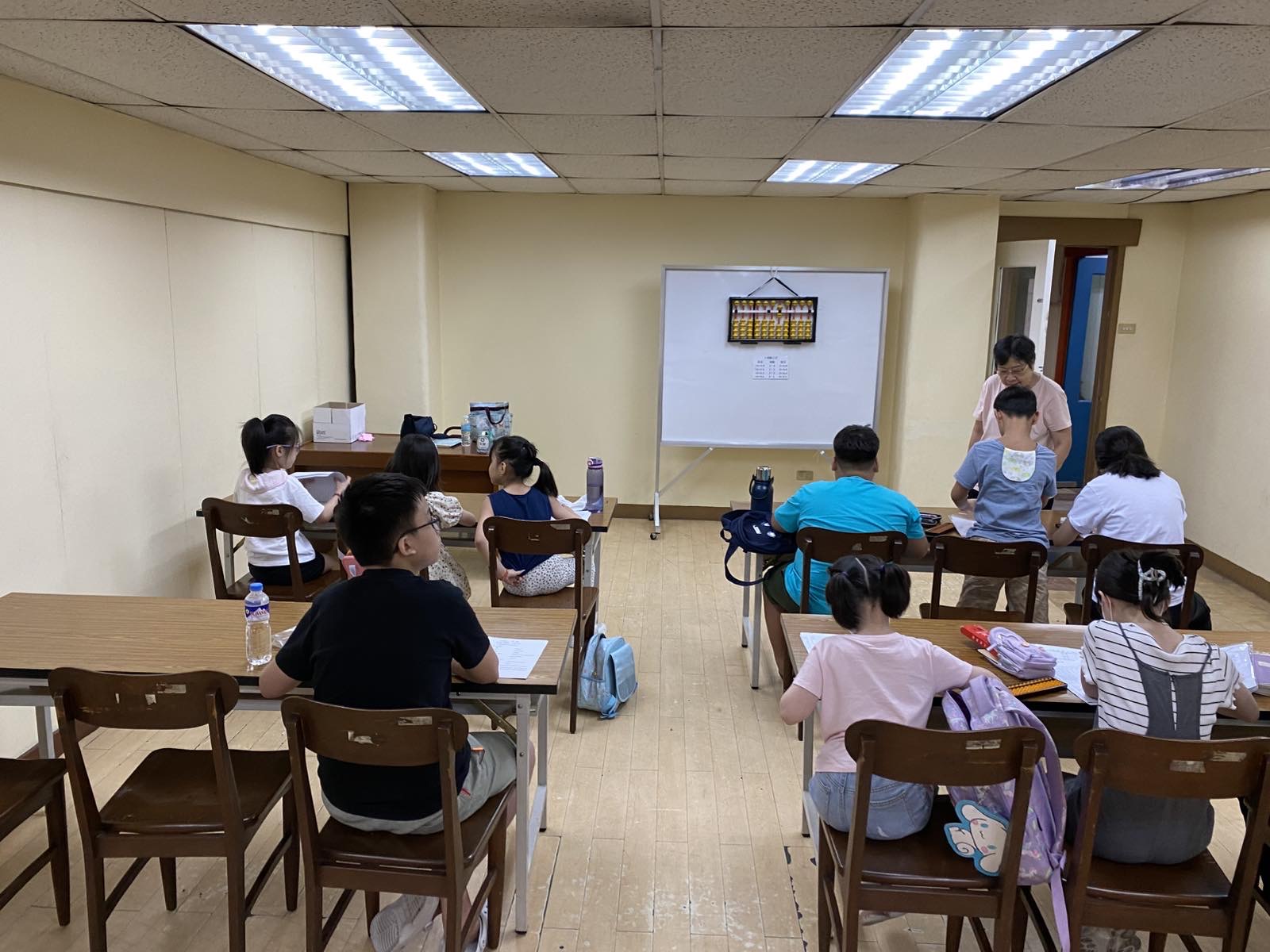 施子莉老師指導學生進行珠算練習，學生專注投入，氣氛熱絡。