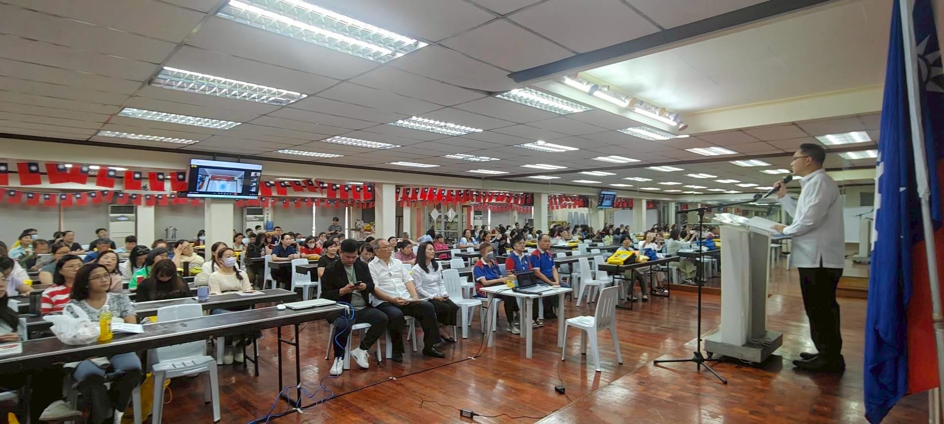 「114年華文教師研習會菲律賓組」4月26日於菲華文經總會舉行開幕式，近百位華文教師踴躍參與。