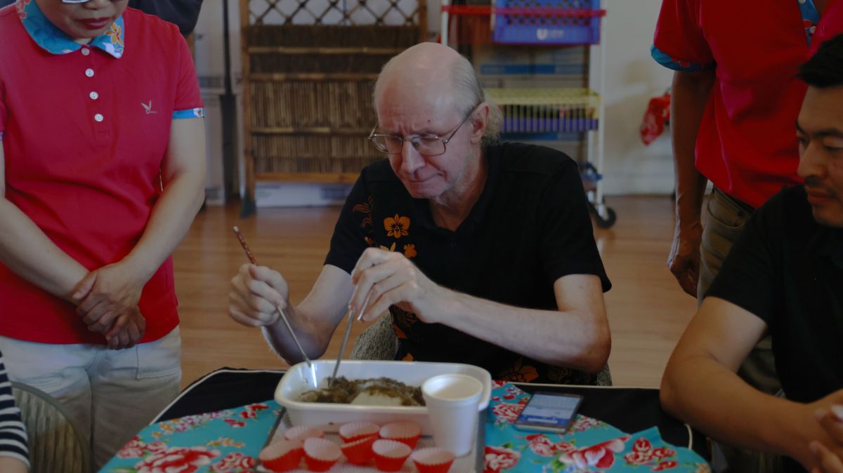 原本對文化課不太感興趣的男學員，竟然對製作麻糬表現出濃厚興趣。原來他曾到日本旅行，嚐過麻糬。透過親手包裹和沾粉的過程，參與者深刻體會到「禮輕情意重」的真誠款待。