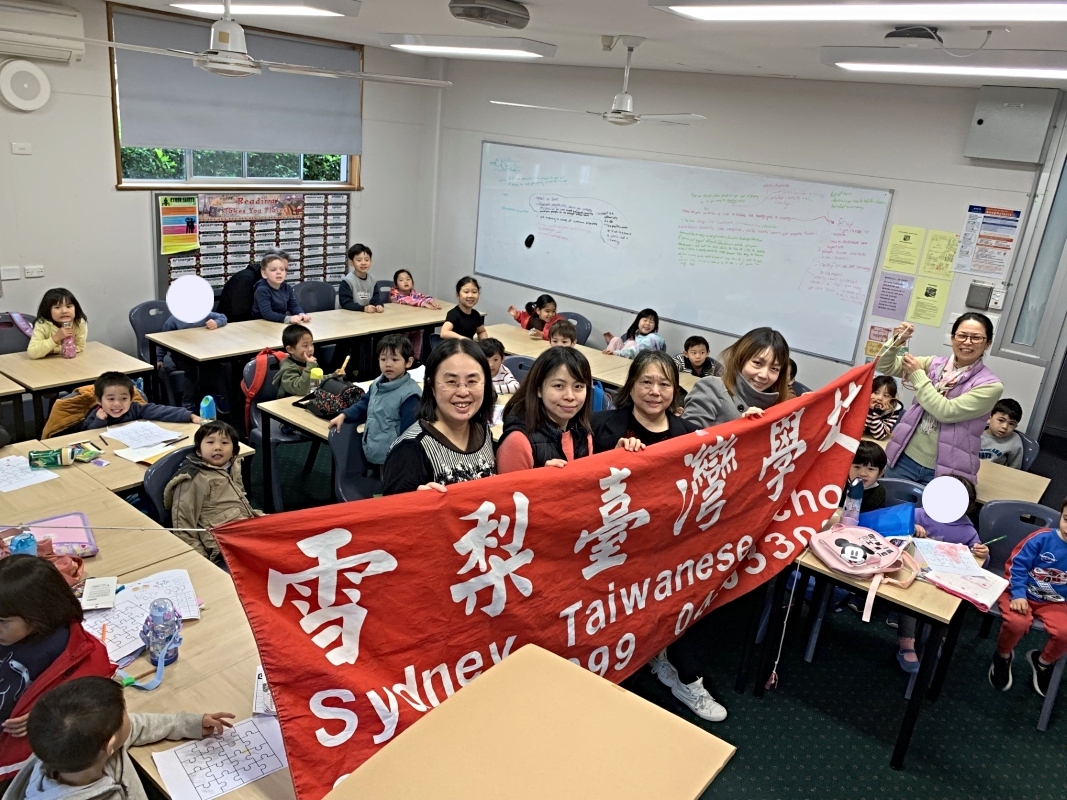 江美如校長和老師們以及小朋友合影