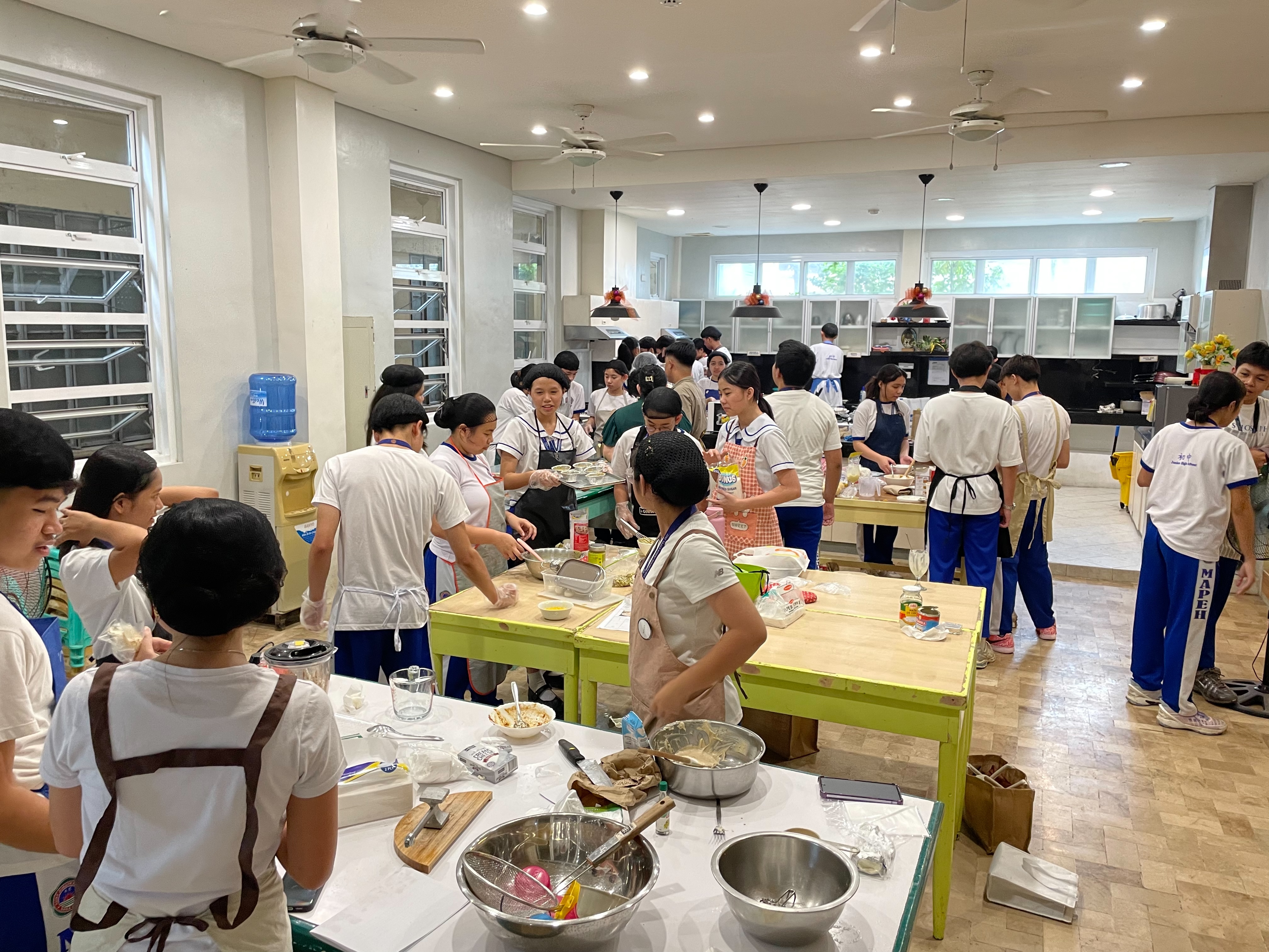 耀華中學學生進行烘焙實作課程，展現學校多元職能教育特色