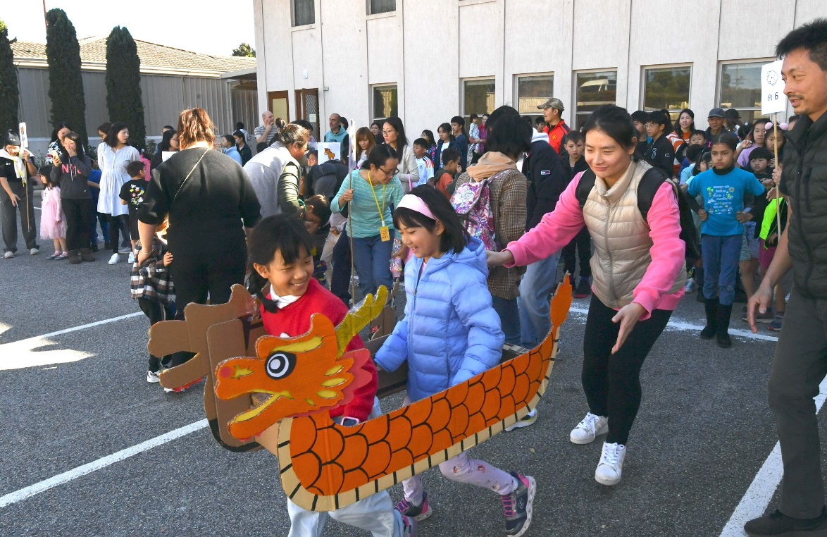 充滿趣味的「陸上行舟」競賽