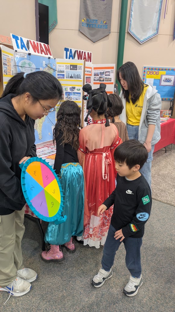 FASCA海外青年志工與來賓做互動遊戲介紹臺灣知識。