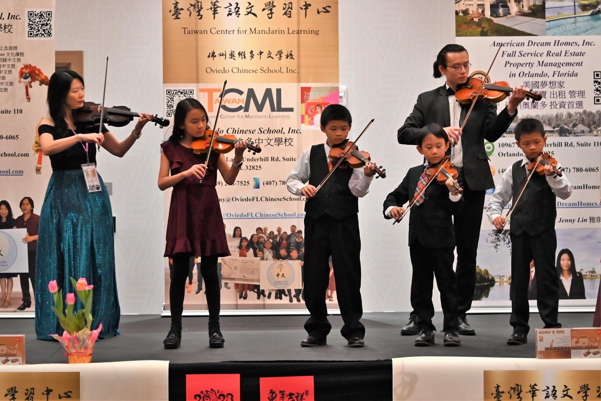 佛州奧維多中文學校師生以小提琴演奏「恭喜恭喜」。
