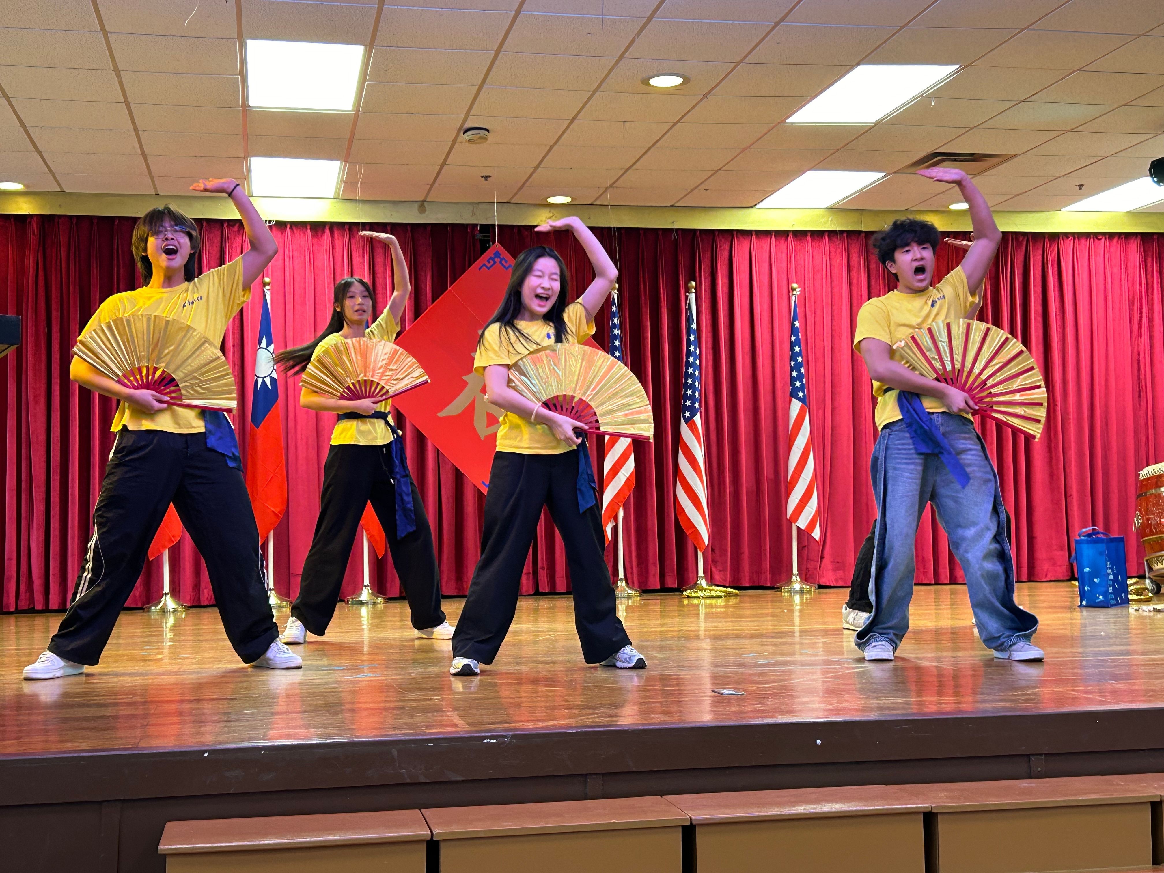 FASCA青年大使扇子舞表演