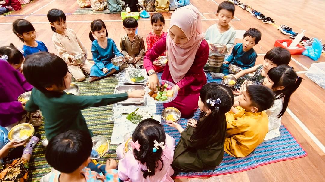 穆斯林教師分享馬來西亞傳統食物食物給幼兒