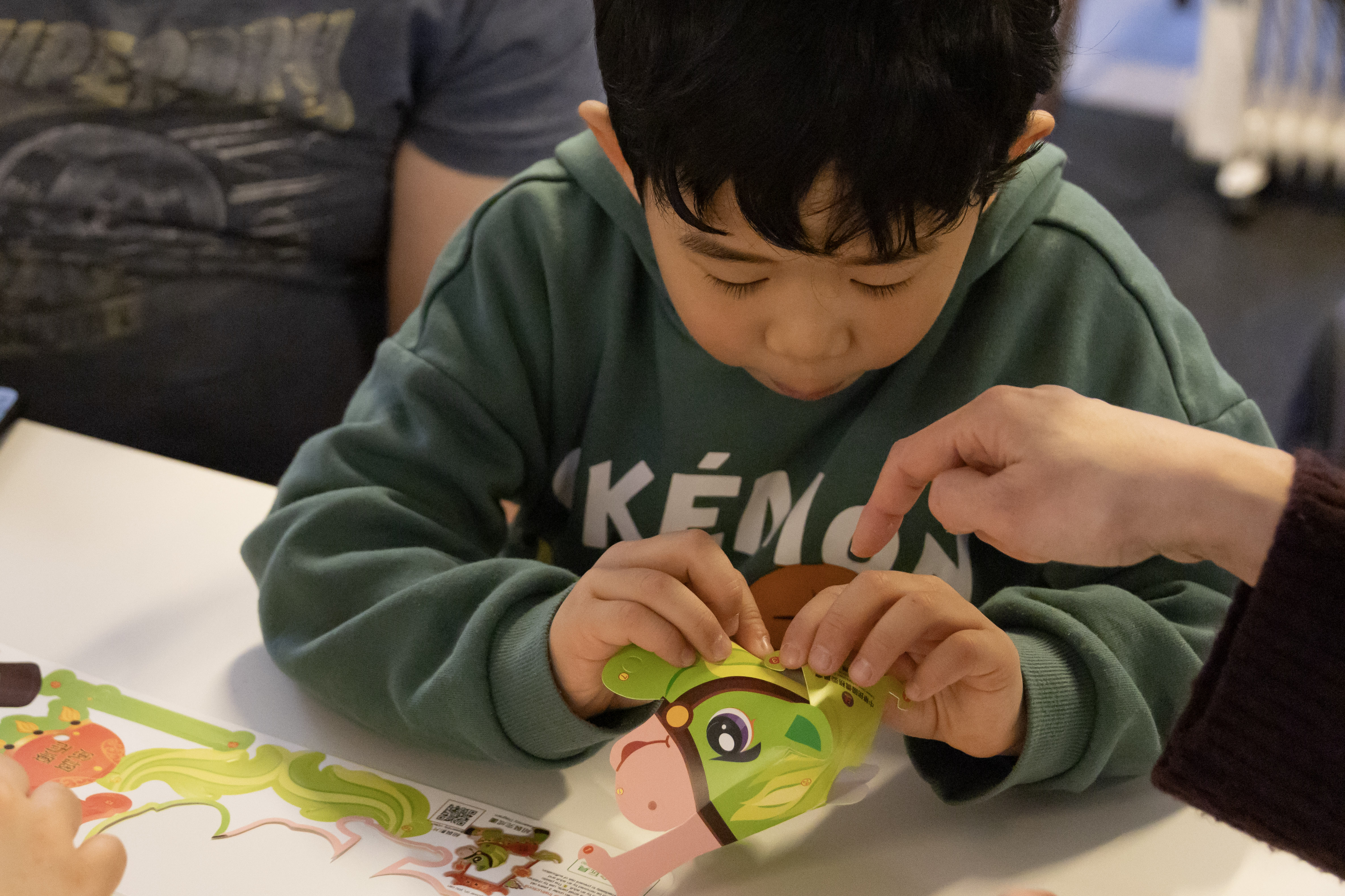 親子家庭也加入活動製作馬年燈籠