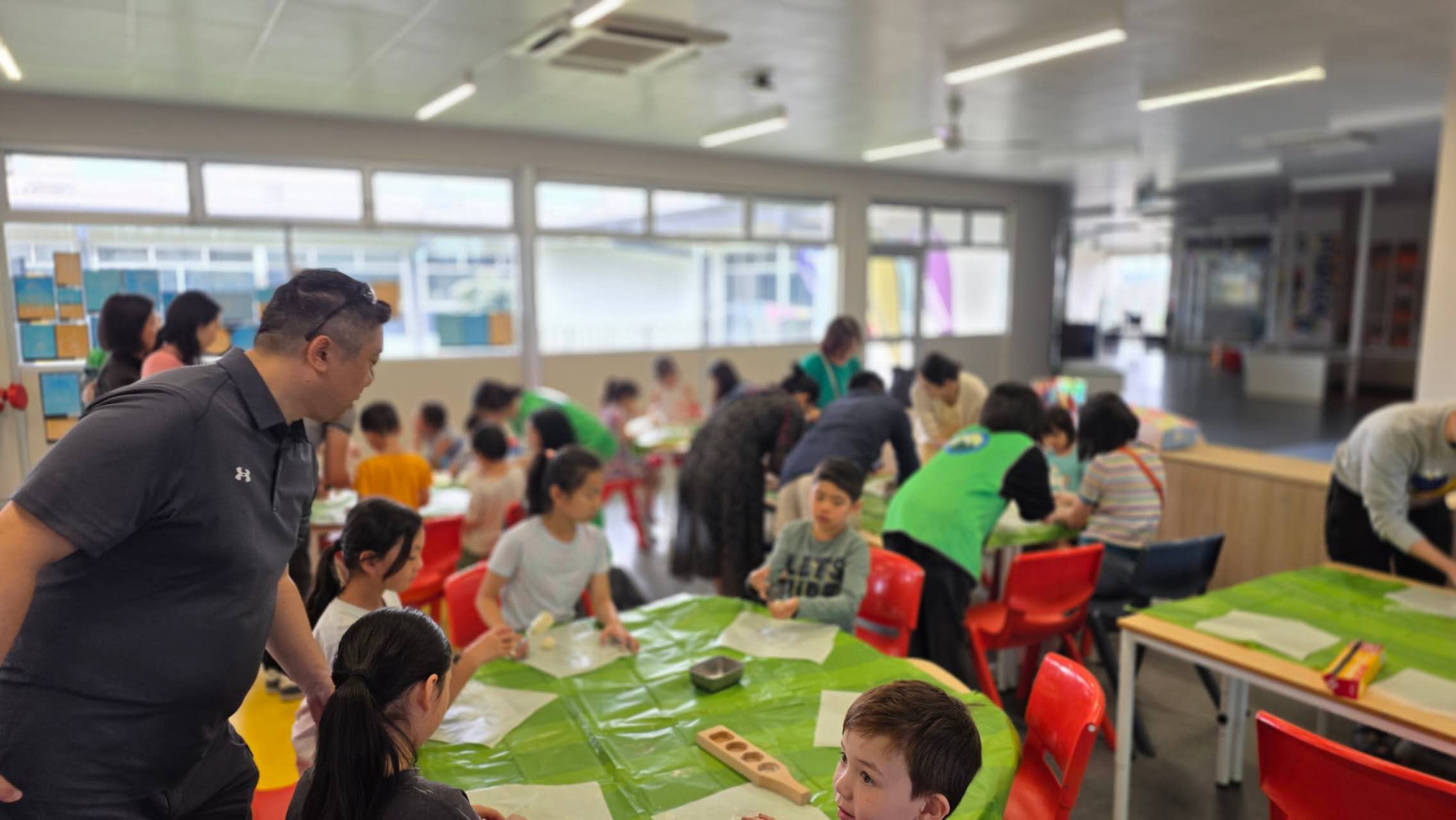 學生與家長齊聚一堂，專注參與冰皮月餅手作體驗。