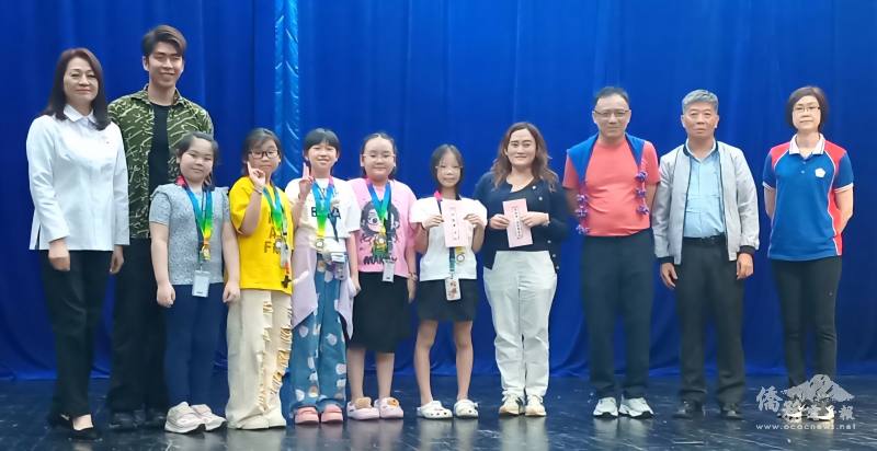 梁俊如（左1）、陳萌蕙（右2）等人頒發獎金予丙組第1名中正學院。