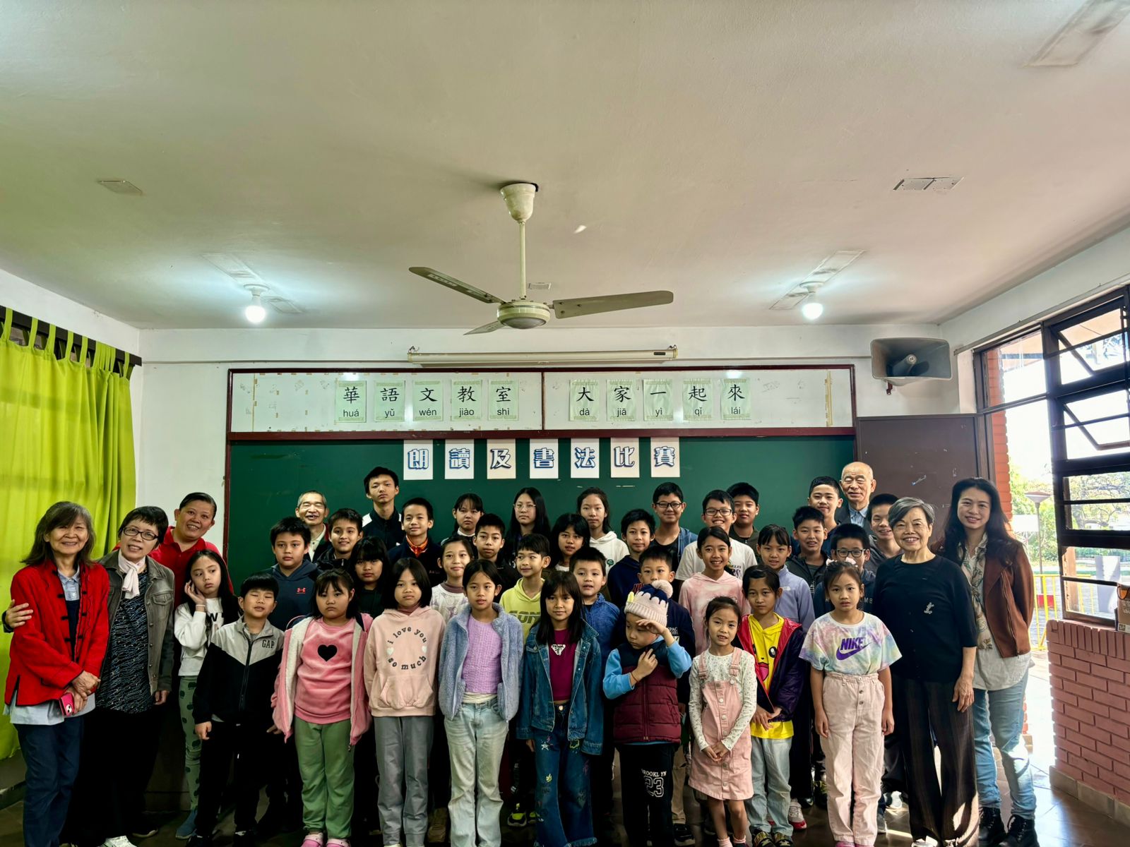 僑校師生歡樂合影