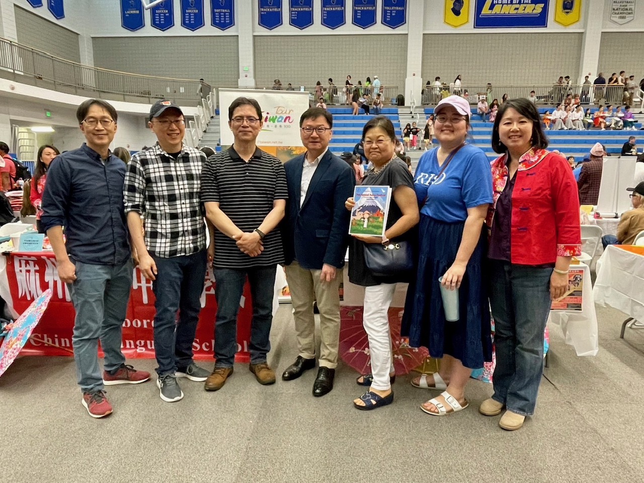 麻州中部中文學校參與人員與駐波士頓僑教中心潘昭榮主任合影