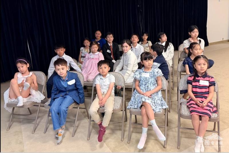 17位學子賽前落座