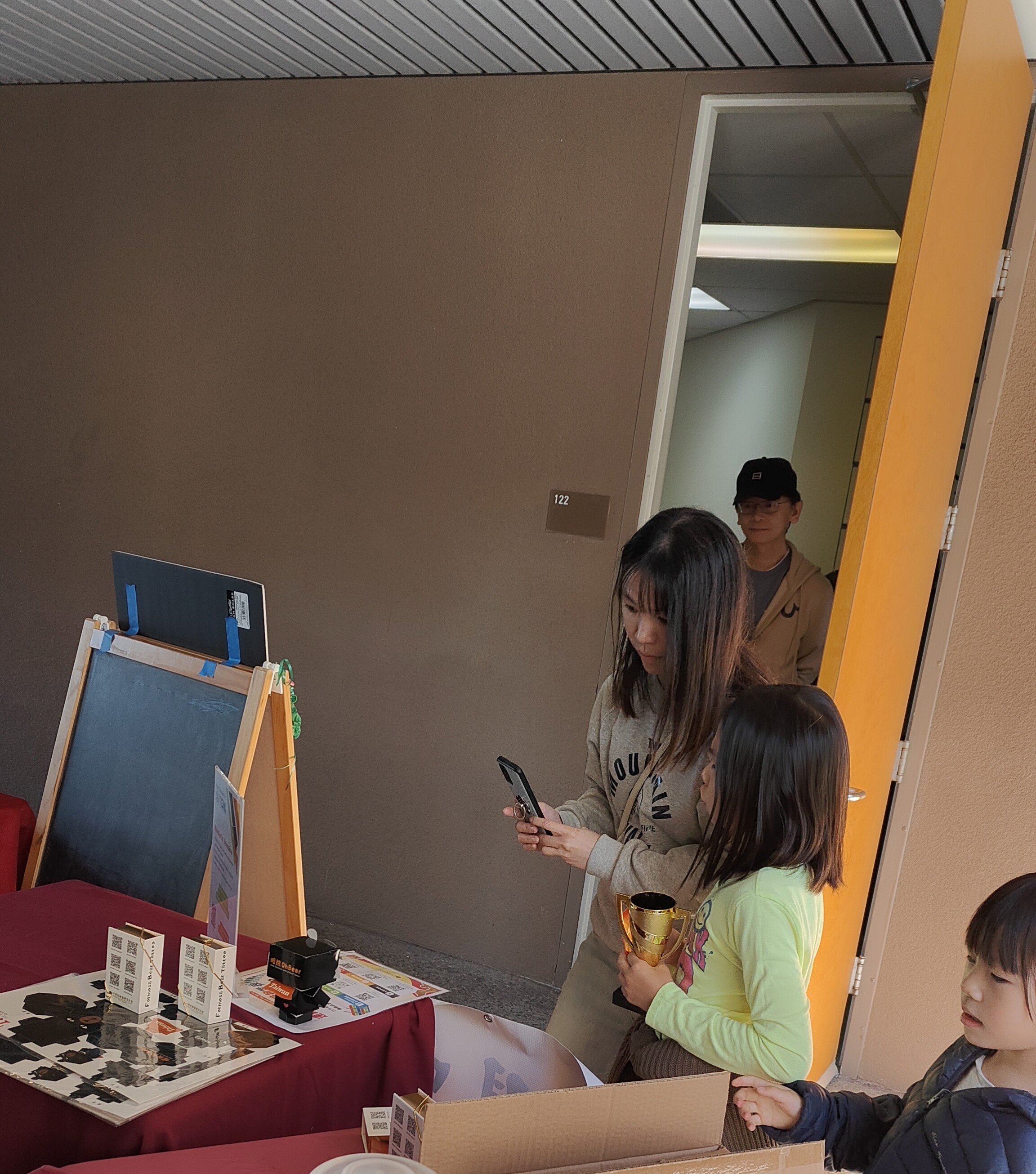 民眾掃描僑委會六大平台，仔細閱讀資訊