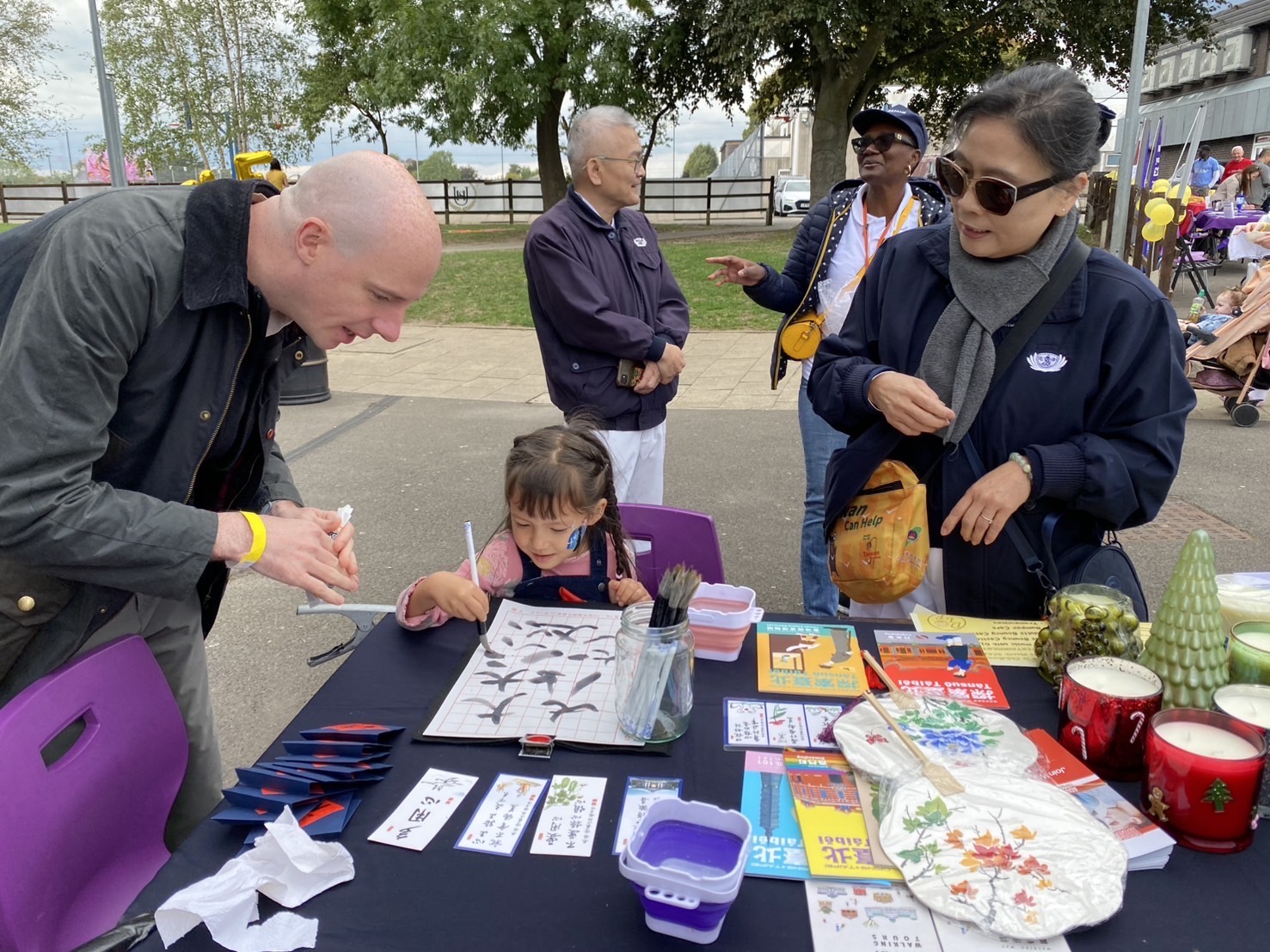 英國小學生第一次嘗試用毛筆寫漢字