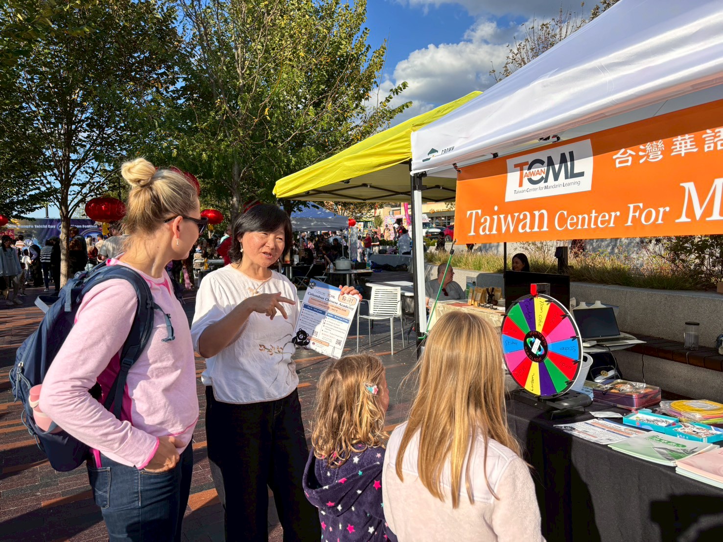 攤位的轉盤獎品吸引大人小孩