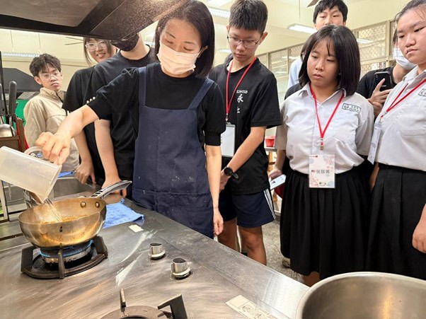 古晉三中學生進入永仁高級中學高一班級隨班學習（家事課）