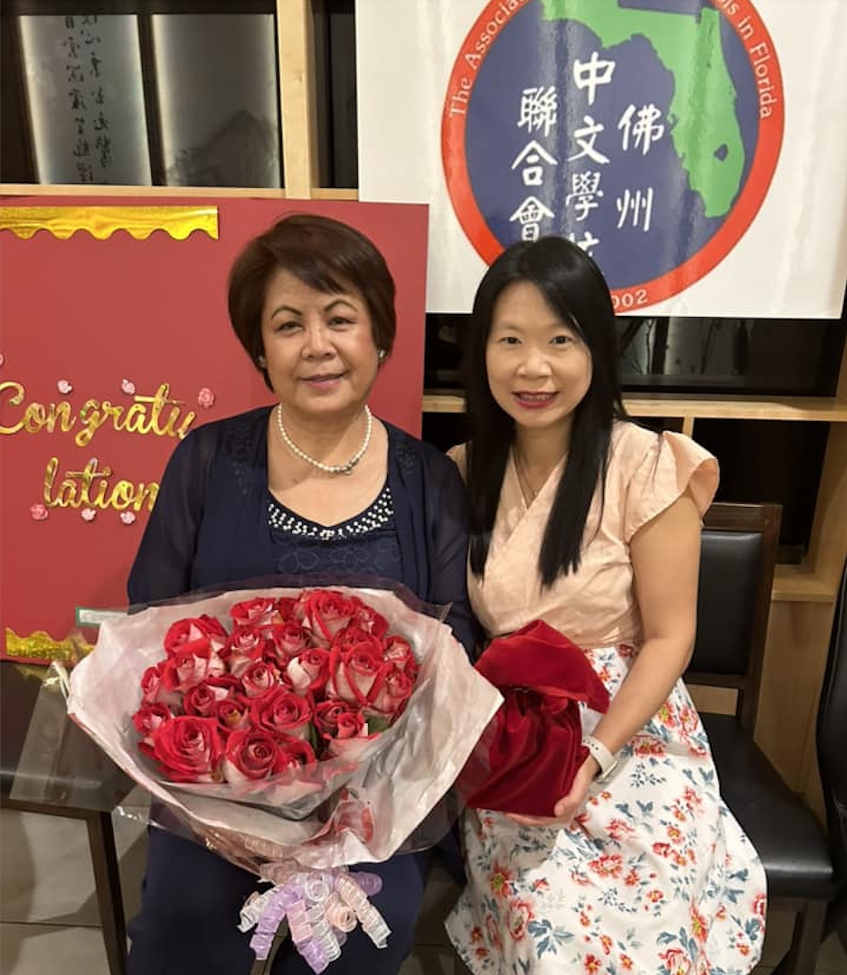 梁桂台滿任會長將印璽及鮮花給林雅琪新任會長