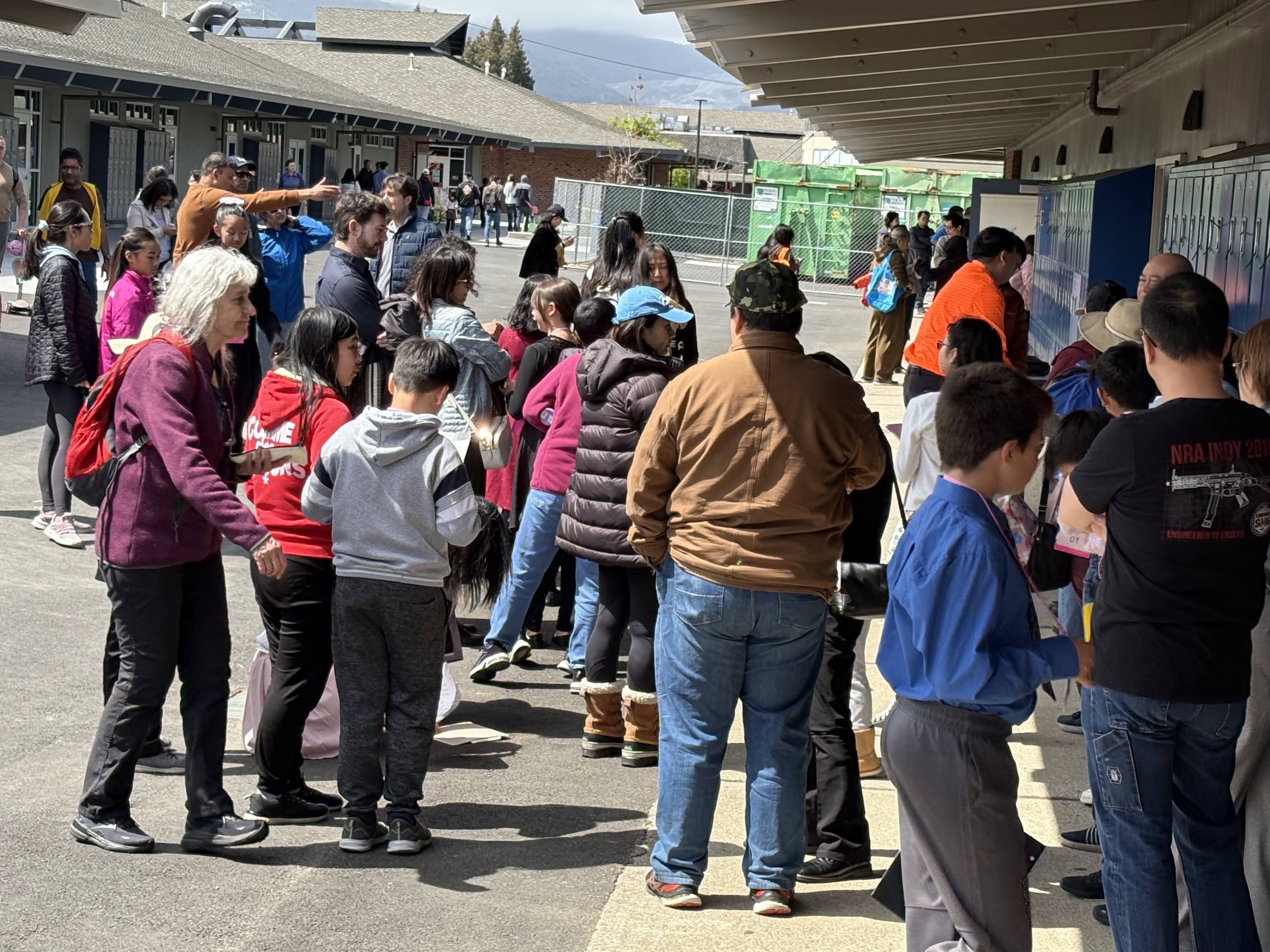 學術比賽中，辛苦的陪考家人