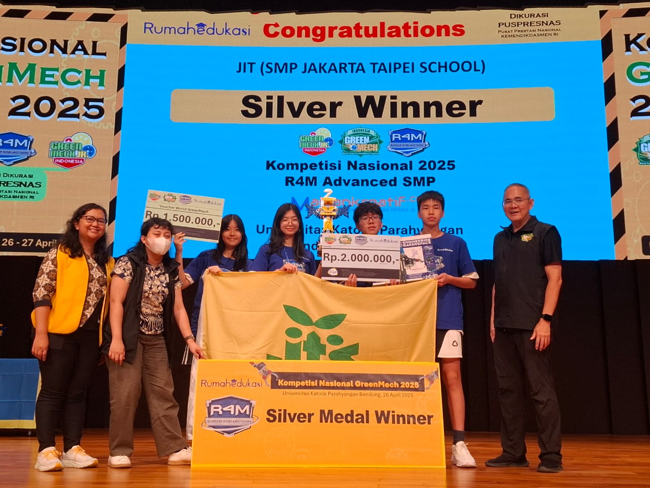 G9杜汶倖、鄭安茲、俞宏安、陳健聖獲得機器人任務賽國中進階組銀牌