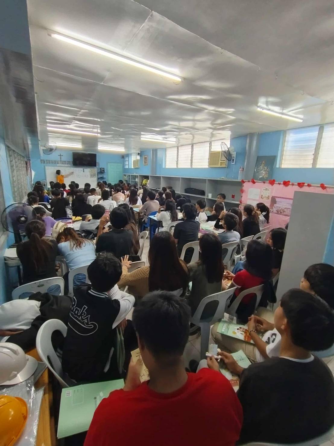 宿霧同心學校第三期華語學習營正式啟動，參與學生與授課教師王鈴惠展現滿滿學習熱忱。